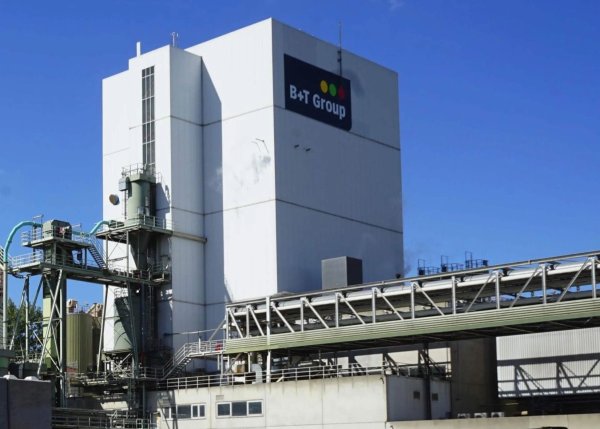 Das Biomasse-Heizkraftwerk der B+T Horn Energie GmbH bläst erzeugte Wärme weitgehend ungenutzt in die Luft. Demnächst können damit Papier und Klärschlämme für die Verbrennung getrocknet werden. - © Rüdiger Krentz