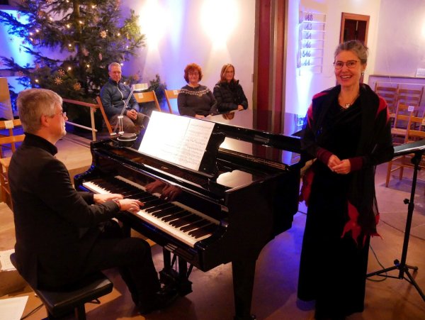 Sopranistin Uta Singer wird im Gotteshaus von Bergkirchen von ihrem Ehemann Volker Jänig am Klavier begleitet. - © Thomas Krügler