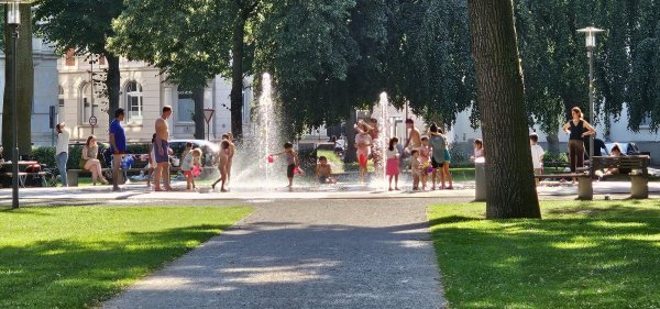 Die Fontäne am Kaiser-Wilhelm-Platz ist besonders bei Kindern eine beliebte Abkühlung. - © Jost Wolf