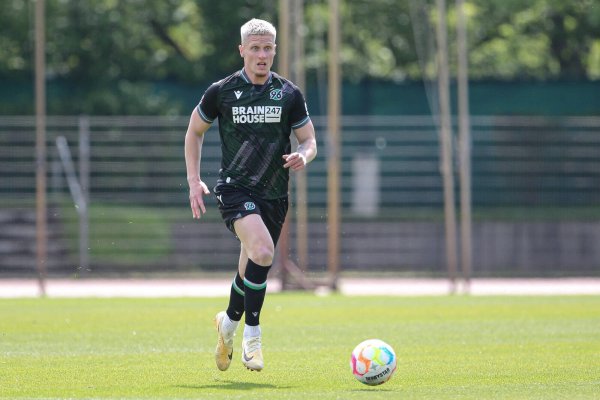 Innenverteidger Louis Oppie wechselt von der zweiten Mannschaft von Hannover 96 zu Arminia Bielefeld. - © IMAGO/foto2press