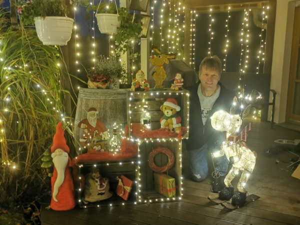 Der Alverdisser Klaus Düwel öffnet auch in diesem Jahr wieder sein Weihnachtshaus. Ab Montag, 17 Uhr, können Besucher seinen erleuchteten Vorgarten besuchen und für einen guten Zweck spenden. - © Sylvia Frevert