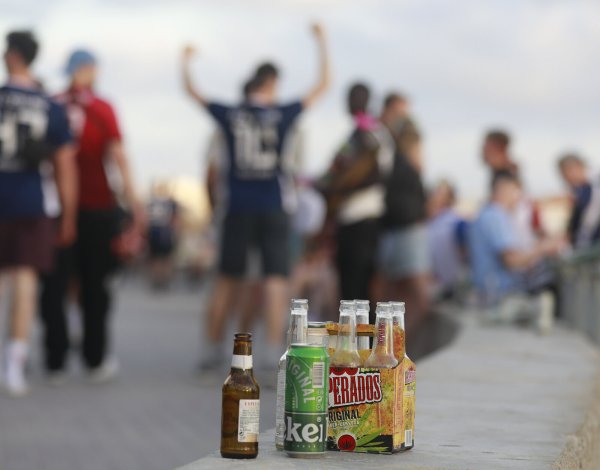 Menschen haben sich am Abend an der Promenade am Strand von Arenal versammelt. Auf einer Balustrade stehen mehrere leere Flachen alkoholischer Getränke. Unternehmer schlagen Alarm, Nachbarn haben Angst. - © CLARA MARGAIS