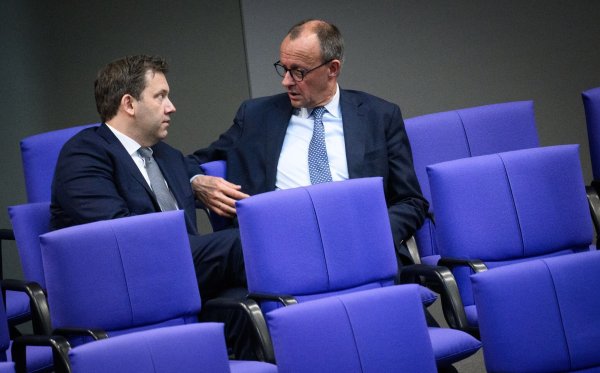 SPD-Chef Lars Klingbeil und CDU-Chef Friedrich Merz im Bundestag: Scheitert ihr Plan neuer Sondervermögen? - © Bernd von Jutrczenka/dpa