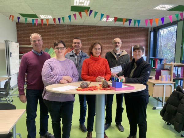 Claus Rafael Müther (von links), Jessica Hensel, Johannes Gerdiken, Ruth Symann, Frank Harmann und Katharina Obst im neuen Schreib-Lesezentrum der Sekundarschule. - © Cordula Gröne