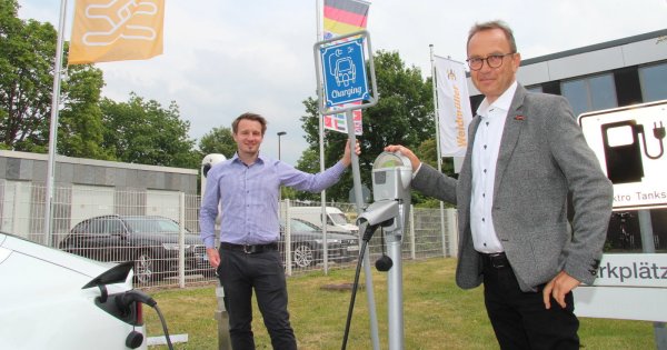 Johannes Michael Kniep (link) , Leiter Produktmanagement, und Geschäftsführer Klaus Holterhoff zeigen das neueste "Baby" der "mobility concepts" - die Retro-Ladesäule. - © Seda Hagemann