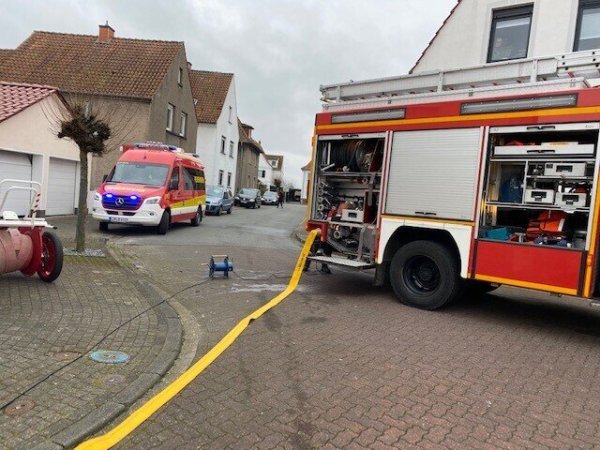Die Feuerwehr im Einsatz am Lehmbrink. - © Feuerwehr Blomberg