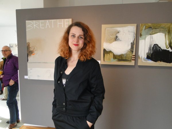 Künstlerin Ingrid Sawadsky vor ihren neuesten Werken "Breathe", "Dance when you Walk" und "Exactly as it is" in der "Produzentengalerie 13.14", Richthofenstraße 16. Der Ausstellungsbesucher links im Bild hat sichtlich Spaß an Sawadskys Bildern. - © Hajo Gärtner
