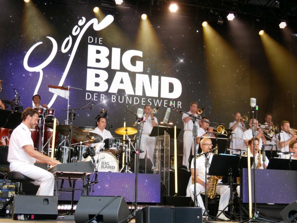 Perfekte Bühnenshow. Die Big Band der Bundeswehr begeistert Tausende auf dem Detmolder Marktplatz - © Thomas Krügler
