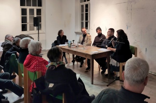 Brigitte Labs-Ehlert, Bernhard Hartmann (Dolmetscher), Michal Ksiazek, Zmicier Vishniou, Iryna Herasimovich diskutieren beim Schriftstellertreffen in Schwalenberg. - © Verein Europäisches Laboratorium