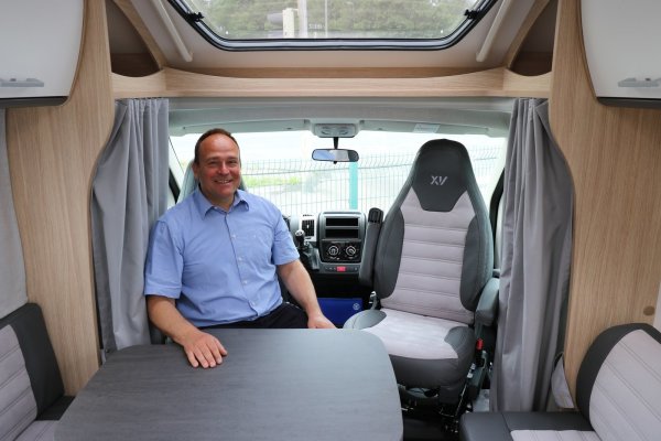 Guido Ullrich, Inhaber von „Wohnwagen Ullrich", sitzt in einem seiner Reisemobile, die auf dem Gelände in Schötmar parken. - © Alexandra Schaller