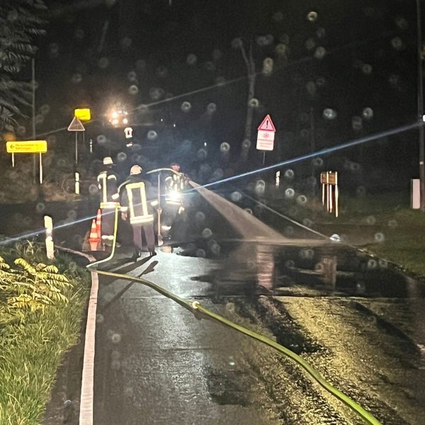 Im Regen wurde die Straße gereinigt. - © FFW Borgentreich