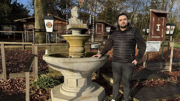 Arda Ber, Betreiber des Biergartens und des Hotel-Restaurants "Haus am See", steht am Eingang zum Biergarten. - © Sven Kienscherf