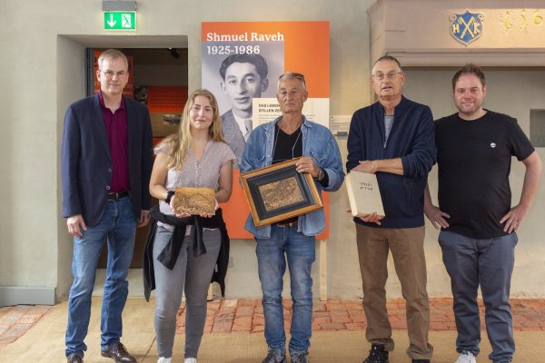 Danny Raveh (Mitte) und Michael Raveh (2. v.r.) haben für die Sonderausstellung über ihren Vater Objekte aus Israel mitgebracht. Philipp Schmidt-Rhaesa (links, Karla-Raveh-Gesamtschule), Sara Elkmann (2.v.l.) und Fabian Schröder (rechts, beide Städtische Museen Lemgo) freuen sich auf die gemeinsame Veranstaltung am Sonntag. - © Stadt Lemgo