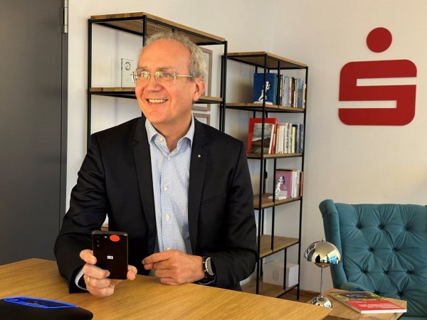 Joachim Schmalzl, Vorsitzender des EPI-Verwaltungsrates, lächelt nach der ersten sekundenschnellen Echtzeitüberweisung von zehn Euro mit der Smartphone-App "Wero". - © -