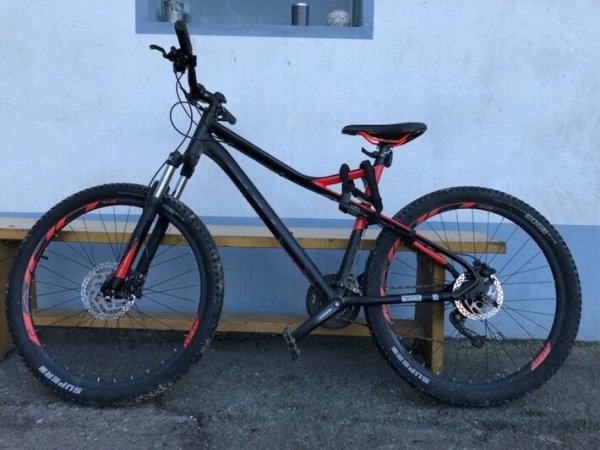 Die Polizei fragt: Wer kennt dieses Fahrrad? - © Polizei