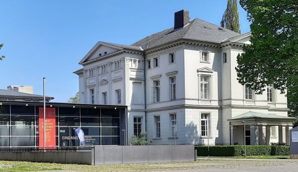 Im Lippischen Landesmuseum in Detmold (im Hintergrund) finden die Ferienworkshops für den Nachwuchs statt. - © Lippisches Landesmuseum