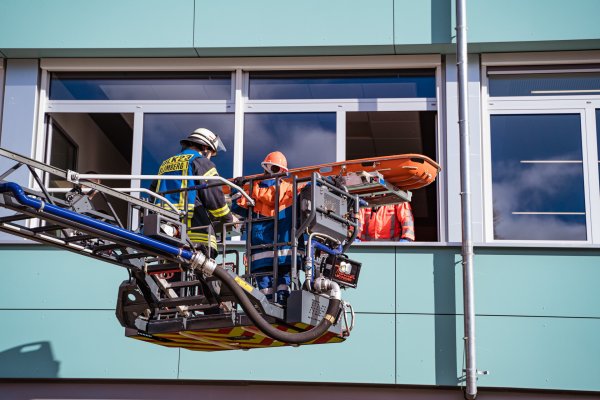 Mit einer Drehleiter wird der Patient aus dem ersten Obergeschoss gerettet. - © FreitagTV