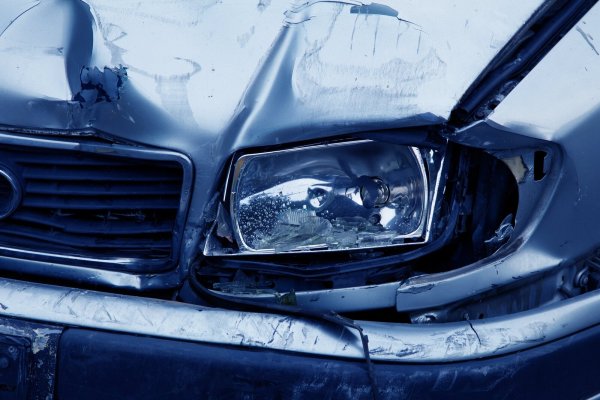 Ein 19-Jähriger ist auf der B 1 bei Schlangen verunglückt. - © Pixabay/Symbolbild