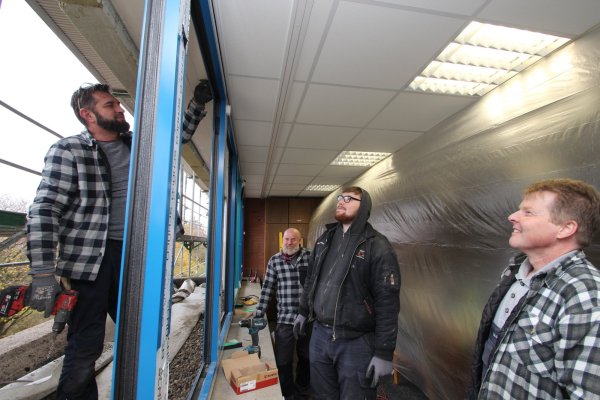 Sanierung der Sekundarschule Extertal: Um den Austausch der Fenster im Lehrerzimmer kümmern sich (von links) Andreas Stolz, Paul Romanowski, Bernd Oelrichs und Brian Wodtke von der Firma Winter aus Lage. - © Jens Rademacher