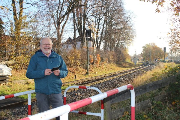 Wilfried Schuster ärgert sich über das Hupen der vorbeifahrenden Züge am unbeschrankten Personen-Übergang am Goetheweg. Mit einer App misst er 80 Dezibel. - © Karolina Schmidt