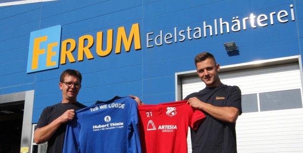 Bei Ferrum in Augustdorf arbeiten Sascha (links) und Joel Weber gemeinsam. Am Sonntag möchte Sascha als Trainer des TuS WE Lügde punkten, Joel als Stürmer des FC Augustdorf sich behaupten. - © Sebastian Lucas
