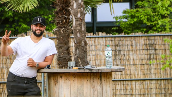 Aloha-Beach-Club-Chef Louis Schneider freut sich riesig auf die kommende Strandbar-Saison und seine Gäste. Noch haben der 26-Jährige und sein Team aber einiges zu tun. - © Daniel Salmon