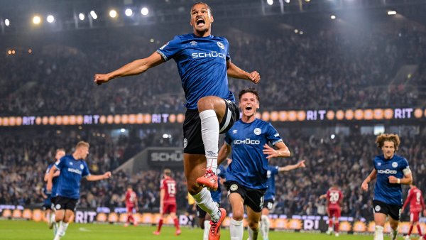 Arminia-Verteidiger Joel Felix feiert sein Tor zum 3:1 gegen Fortuna Düsseldorf. - © Teresa Kroeger