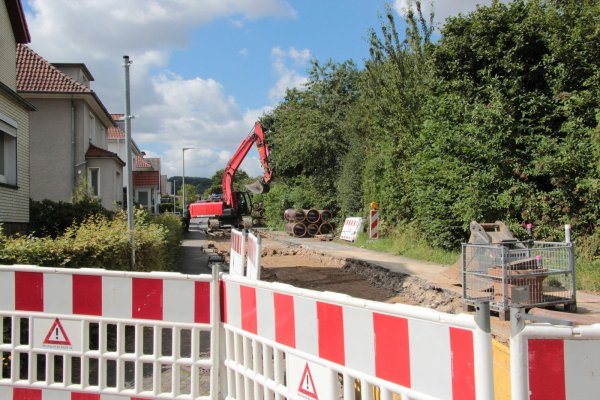In der Wasserfurche ist ab der Krummen Straße derzeit kein Durchkommen. Die Stadt erneuert Kanäle, die Stadtwerke verlegen Fernwärme. - © Carolin Brokmann-Förster