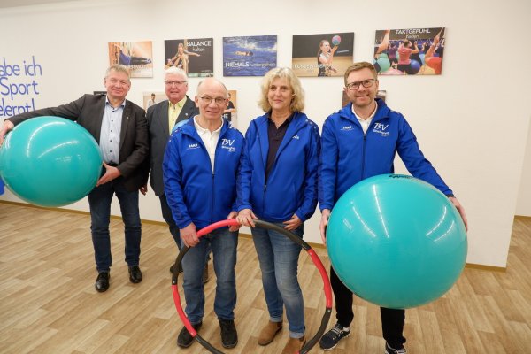 Die drei Preisträger Ulrich Müller (vorne, von links), Ricarda Kuhfuß und Carlo Eggers mit Bürgermeister Frank Meier (hinten links) und Heinrich Steinmeier, Vorsitzender des Gemeindesportverbands. - © Lorraine Brinkmann
