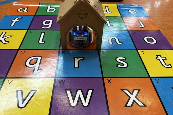 Die programmierten Beebots finden den Weg durch ein Labyrinth, das aus bunten Matten bestand. - © Südschule Lemgo