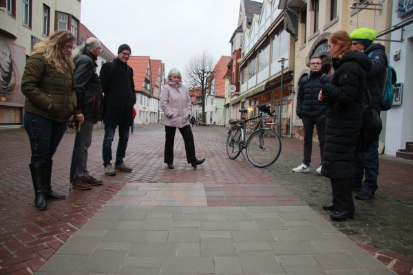 Die Auswahl des richtigen Pflasters beschäftigt Poltik und Verwaltung.  - © Katrin Kantelberg