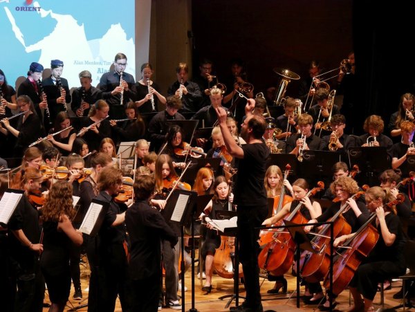 Großes Tutti. Unter Leitung von Prof. David Marlow vereinen sich alle Musiker mit der L`Arlésienne Suite. - © Thomas Krügler
