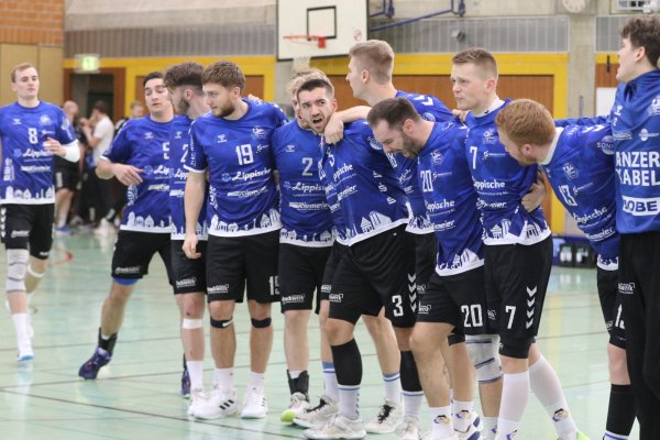 Oberligist Handball Bad Salzuflen präsentiert sich vor dem Spiel den Zuschauern. - © Oliver König
