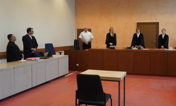 Der Platz neben den Verteidigern Remzi Yalcin (von links) und Dr. Dario Arconada ist leer. Der Angeklagte ist zum Prozessauftakt nicht im Landgericht erschienen. - © Michaela Weiße