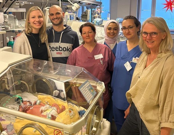 Der kleine Theo umringt von Familie Dück, Hebamme Michaela Mühligans, Assistenzärztin Haneen Abdelrahman, Neo-Schwester Valentina Knaack und Chefärztin Dr. Corinna Bryan (von links). Die entbindende Hebamme war Germina Welker (nicht auf dem Foto). - © Klinikum Lippe