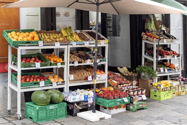 Während die allgemeine Inflationsrate im Januar 2024 bei nur 2,9 Prozent lag, verteuerte sich Obst mehr als dreimal so stark um 10,2 Prozent. - © picture alliance / CHROMORANGE