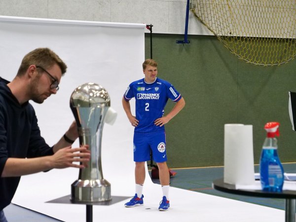 Während Lukas Hutecek sein schönes Lächeln aufsetzt, putzt Steffen Tegeler den DHB-Pokal blitzeblank. - © Jörg Hagemann