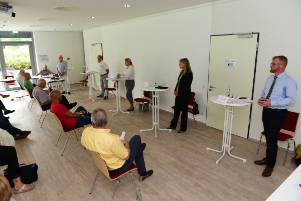 Die Kandidaten (von links) Martin Grohnert, Ewa Hermann, Michaela Lehnert und Friso Veldink sprechen übe ihre verschiedenen Strategien für die Gemeinde. - © Nicole Ellerbrake