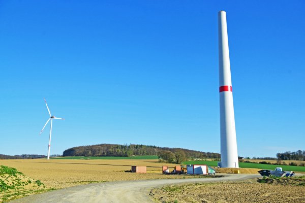 Der Turm steht schon. Wann und wie es beim Windrad an der Lütter Straße weitergeht, steht aber derzeit nicht fest. Im Hintergrund ist das fertige Windrad an der Donoper Straße auf Dörentruper Gebiet zu sehen. - © Nicole Ellerbrake