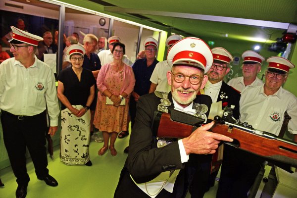 Michael Rubart setzt zum ersten Schuss an. - © Nicole Ellerbrake