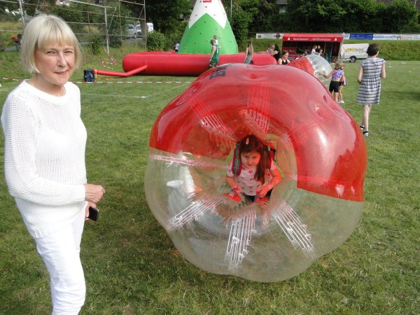 Ilse Busch und Enkelin zeigen, dass so ein rollender Bubbleball ganz schön viel Spaß machen kann. - © Hajo Gärtner