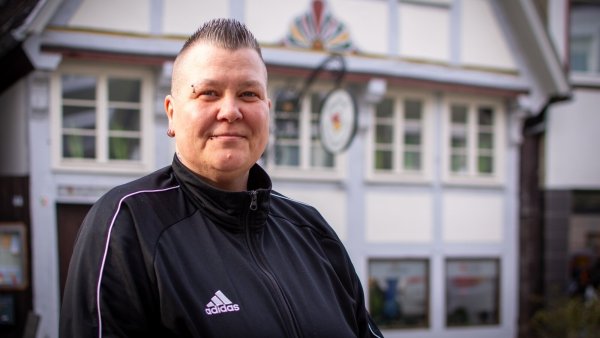 Caro hat es nach über 20 Jahren Obdachlosigkeit, Drogensucht und anderen Schicksalsschlägen zurück in ein geregeltes Leben geschafft. Heute lebt sie in Detmold. - © Raphael Bartling