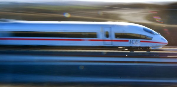 Die Bahn kämpft vor allem gegen Konkurrenz durch das Auto, aber auch durch das Deutschlandticket. - © Martin Schutt/dpa-Zentralbild/dp