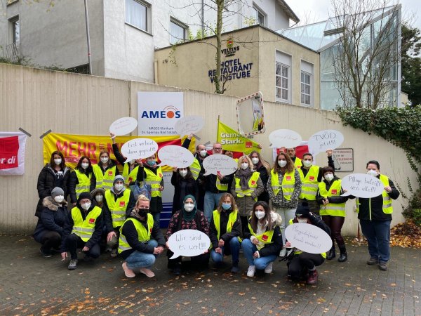 Einige Mitarbeiter von Ameos haben zuletzt an einer aktiven Mittagspause, zu der die Gewerkschaft Verdi aufgerufen hatte, teilgenommen, um auf ihre Situation aufmerksam zu machen. - © Verdi