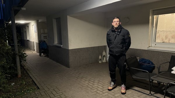 Thomas Blank ist im Wohnpark Ehrsen aufgewachsen, nun lebt er wieder dort. - © Sven Kienscherf