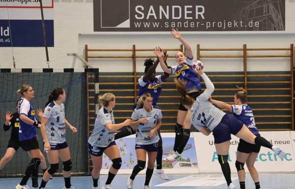 Bloß keinen Ball durchrutschen lassen. Die Blombergerinnen Laetitia Quist und Nieke Kühne steigen in die Höhe und blocken den Wurf der Buxtehuderin Charlotte Kähr. - © Paul Cohen