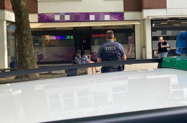 Ermittler des Bielefelder Zolls haben Nagel- und Kosmetikstudios durchsucht – wie hier bei einer Razzia im Sommer 2024 in Herford. - © Jobst Lüdeking