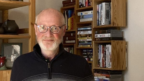 Ingo Ostheide organisiert von zuhause aus Konzerte und Lesungen für die wöchentliche Veranstaltungsreihe des Vereins KulturBad Meinberg. - © Cordula Gröne