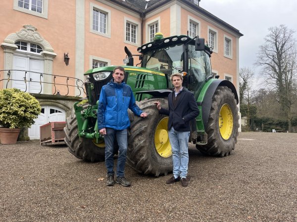 OWL-Projektleiter Sven Nadolny von der Stiftung Westfälische Kulturlandschaft und Landwirt Ferdinand Freiherr von Spiegel sehen Chancen, dass das Modellprojekt über die Grenzen OWLs hinaus Erfolg haben könnte. - © Jenny Westhues