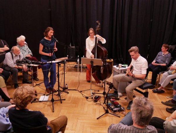 Intimer Hörerkreis im Audienzsaal. Das Jazztrio "Echoes" mit Insa Rudolph, Anne Mette Iversen und Kim Efert spielen Jazz vom Feinsten im virtuellen Klangraum (von links). - © Thomas Krügler